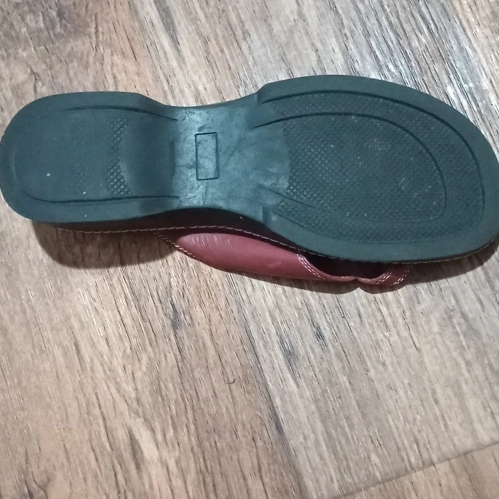 Brown Sandals with Y-Shaped Strap and Flexible Sole leather peeling on left shoe